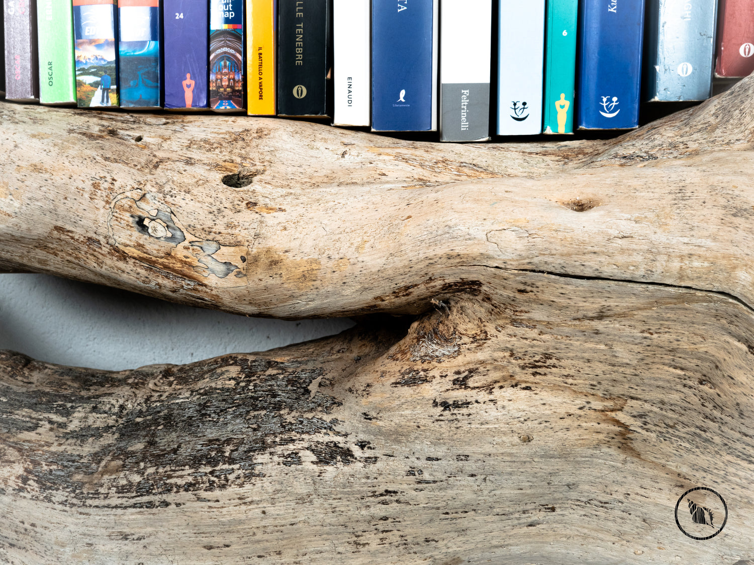 particolare di libreria in legno