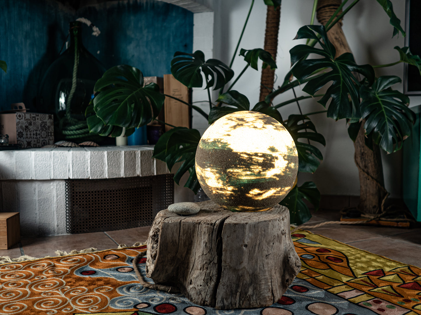 Munnu - driftwood moon lamp