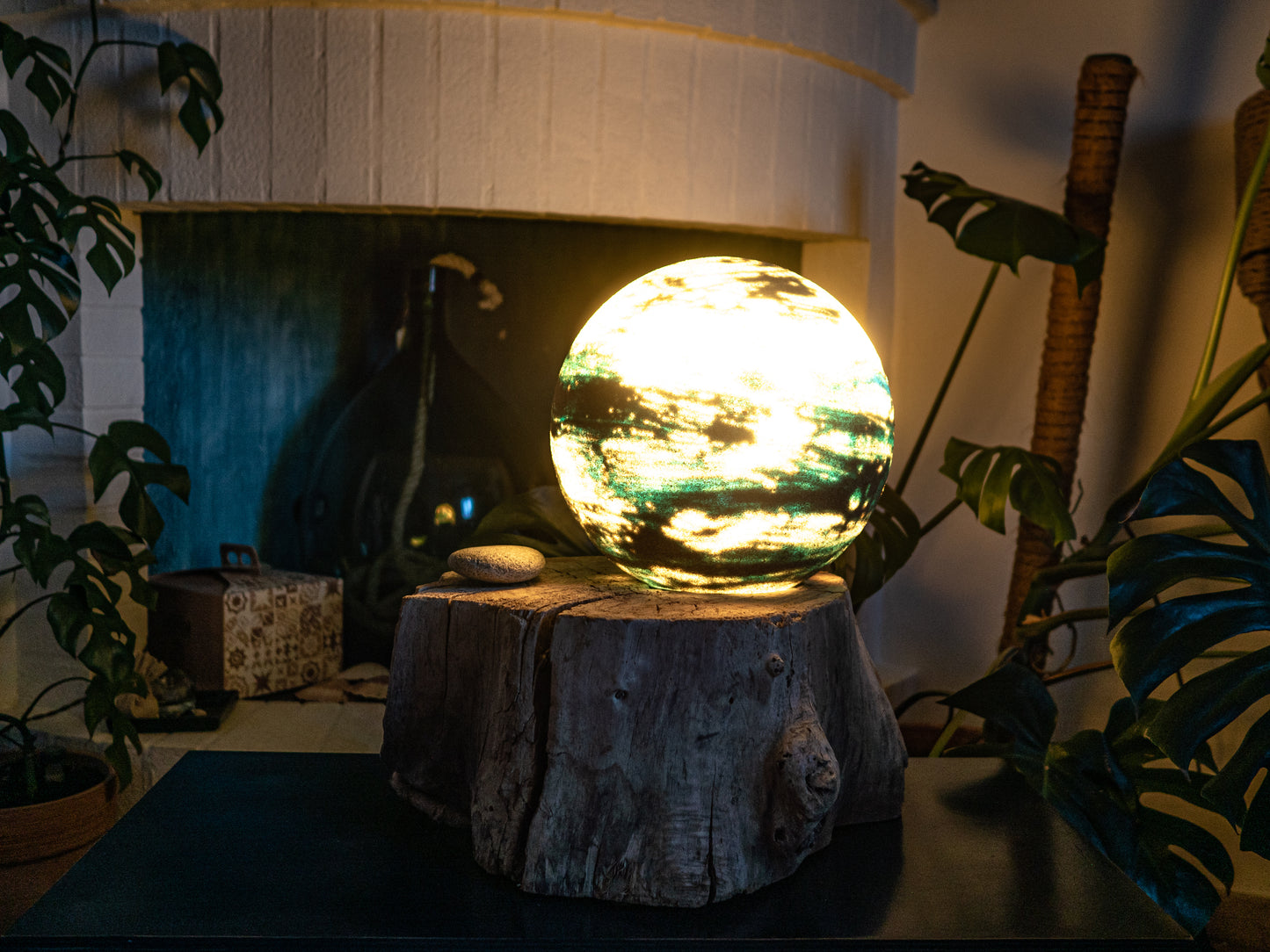 Munnu - driftwood moon lamp