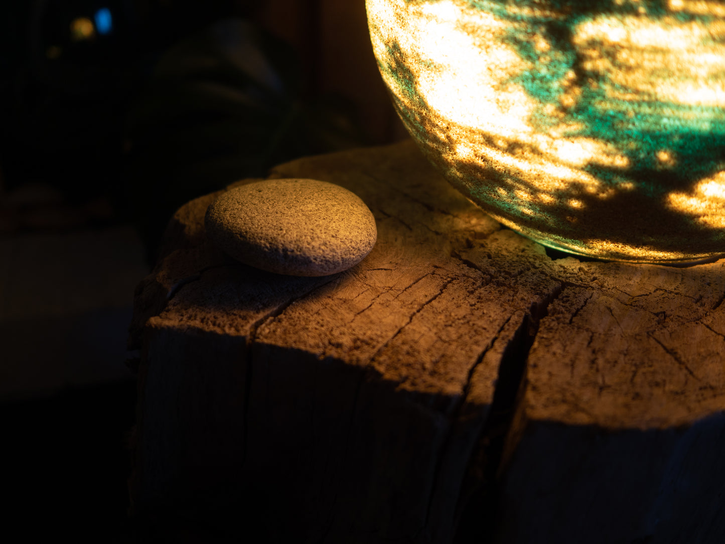 Munnu - driftwood moon lamp